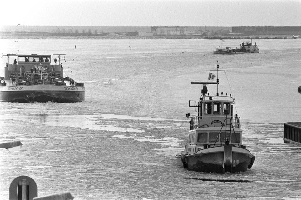 Konvooi schepen met ijsbrekers op IJsselmeer bij Lelystad, Bestanddeelnr 933-8595