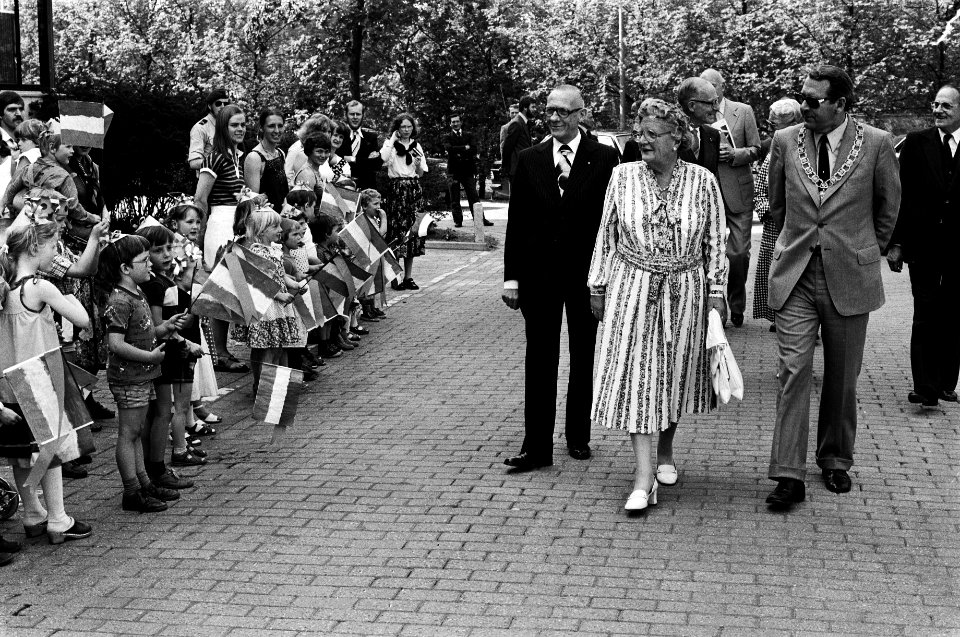 Koningin Juliana wordt toegezongen door schoolkinderen, Bestanddeelnr 930-2673