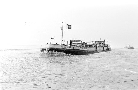 Konvooischepen met ijsbrekers op het IJsselmeer, Bestanddeelnr 924-1513