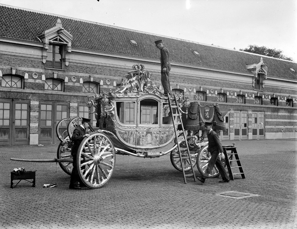 Koninklijks Stallen te Den Haag. Gouden Koets wordt schoongemaakt, Bestanddeelnr 902-8923