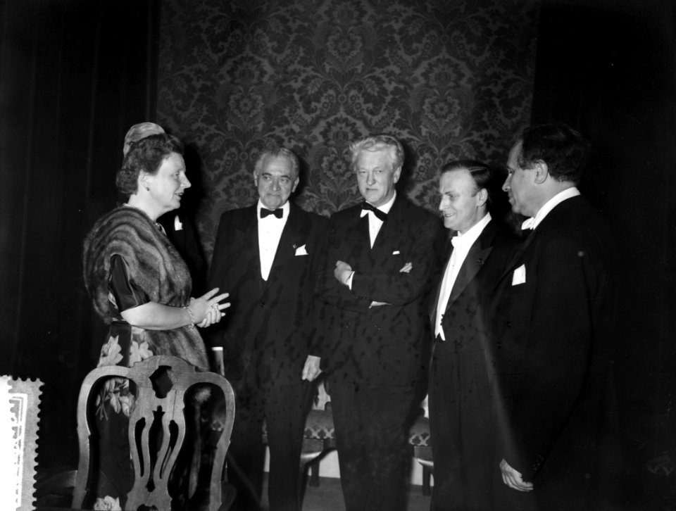 Koningin Juliana woont concert bij in Den Haag van het Hongaars vluchtelingenork, Bestanddeelnr 909-5819