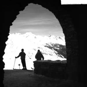 Koninklijke familie in Sankt Anton. Skiër gezien vanuit een tunnel of poort, Bestanddeelnr 934-7063