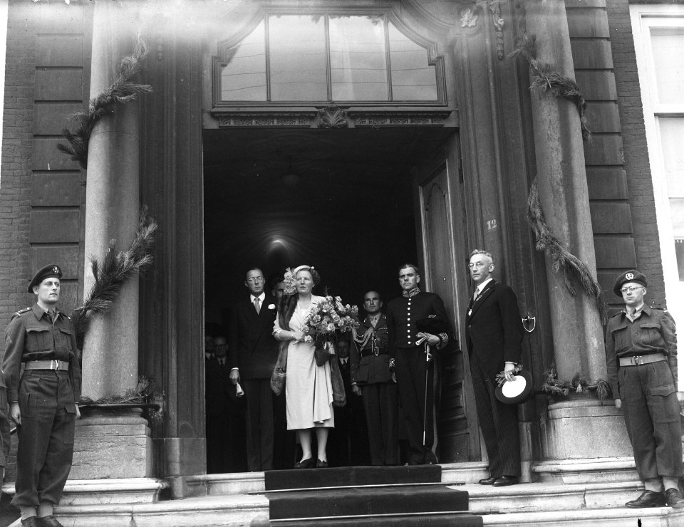 Koningin Juliana verlaat het stadhuis van Vlissingen, Bestanddeelnr 904-1409