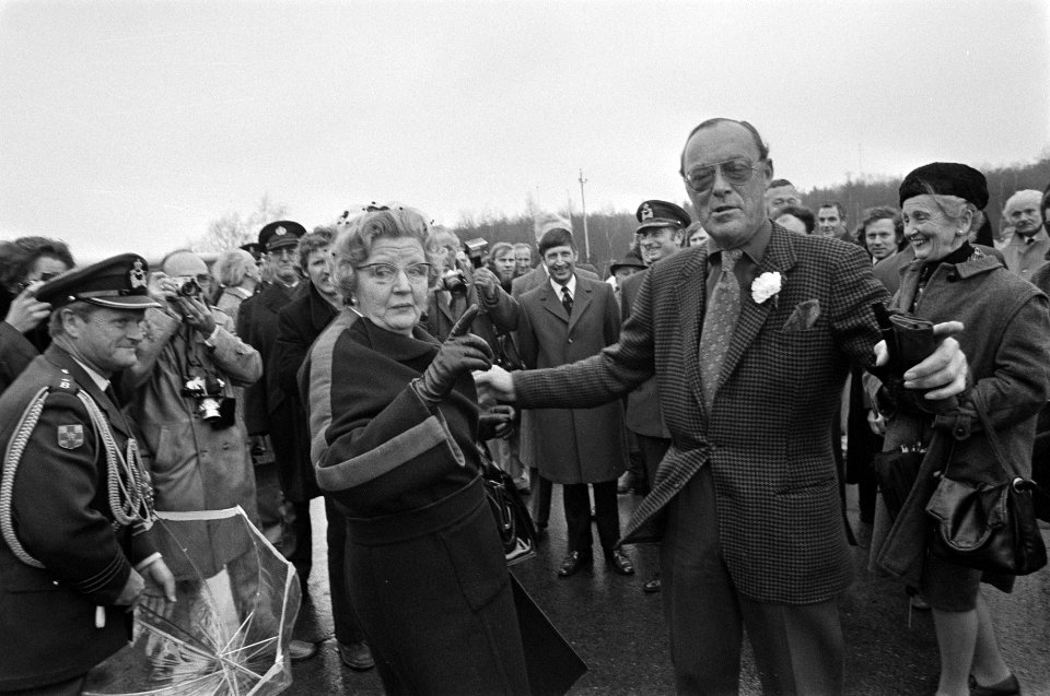 Koningin Juliana verwelkomt prins Bernhard, Bestanddeelnr 927-7546