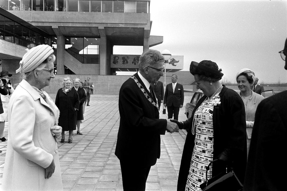 Koningin Juliana wordt welkom geheten door de burgemeester van Rotterdam, Wim Th, Bestanddeelnr 923-5320