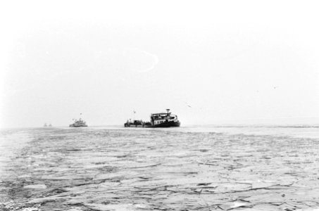Konvooischepen met ijsbrekers op het IJsselmeer, Bestanddeelnr 924-1511