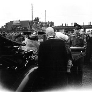 Koningin Wilhelmina stapt uit haar auto. Op de rug gezien burgemeester De Monchy, Bestanddeelnr 900-5009
