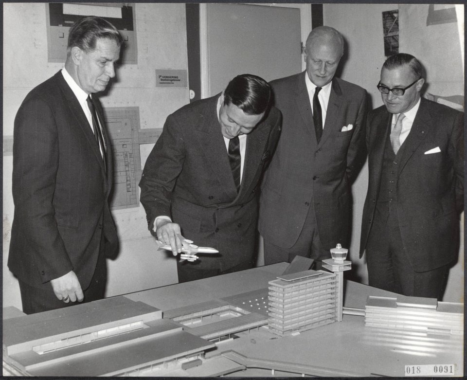 Koninklijk huis, prinsen, bezoeken, maquettes, vliegvelden, Claus, prins, Mul S., Bestanddeelnr 018-0091