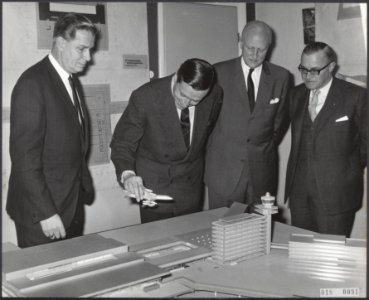 Koninklijk huis, prinsen, bezoeken, maquettes, vliegvelden, Claus, prins, Mul S., Bestanddeelnr 018-0091