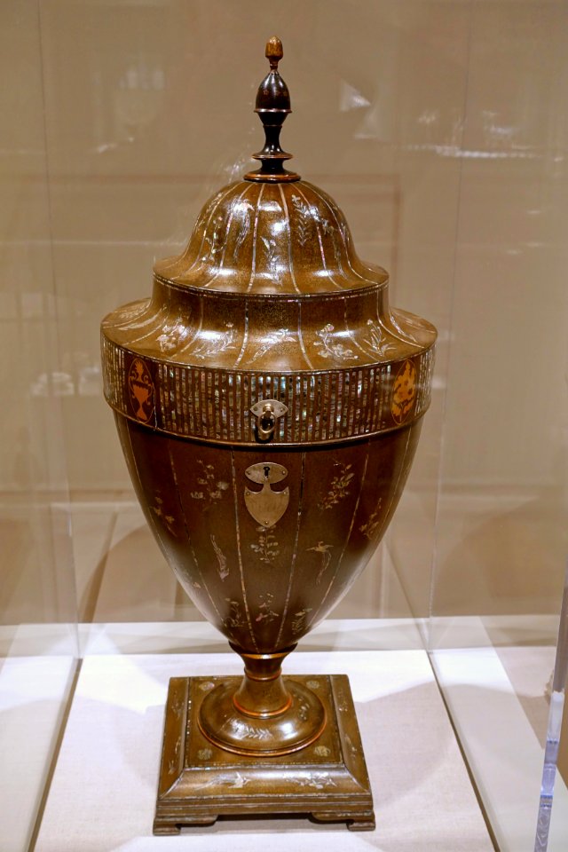Knife box, Nagasaki, Japan, c. 1801 AD, lacquered wood, gold, mother-of-pearl, silver - Peabody Essex Museum - DSC07802