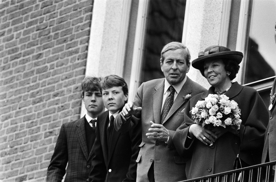 Koninklijk bezoek in Callantsoog op het balkon van het raadhuis v.l.n.r. Prins , Bestanddeelnr 933-3114