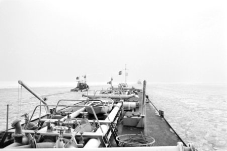 Konvooischepen met ijsbrekers op het IJsselmeer, Bestanddeelnr 924-1515