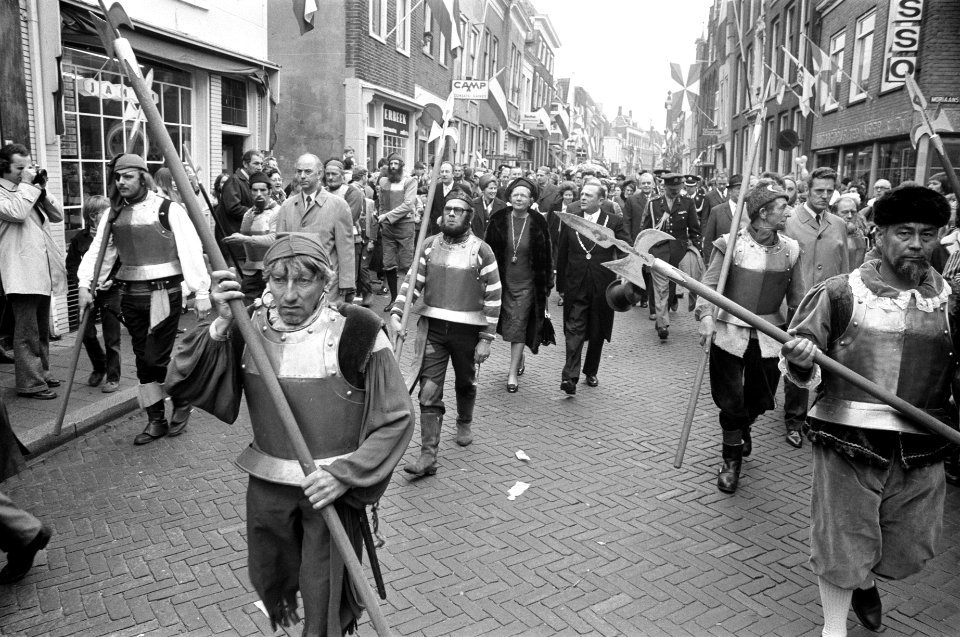 Koningin Juliana wandelt door Den Briel, Bestanddeelnr 925-5001