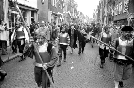 Koningin Juliana wandelt door Den Briel, Bestanddeelnr 925-5001