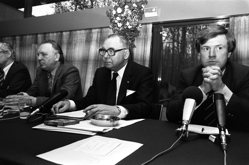 KNVB-Bondsvergadering in Zeist, 25 vlnr Van Mark, Meuleman, Vilé, 26 demonst, Bestanddeelnr 931-2048