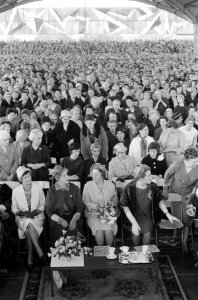 Koningin Juliana tussen 7500 huisvrouwen, Bestanddeelnr 913-7785