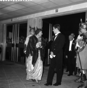 Koningin Juliana woont een galavoorstelling bij in Krasnapolsky ter gelegenheid , Bestanddeelnr 911-6808 photo