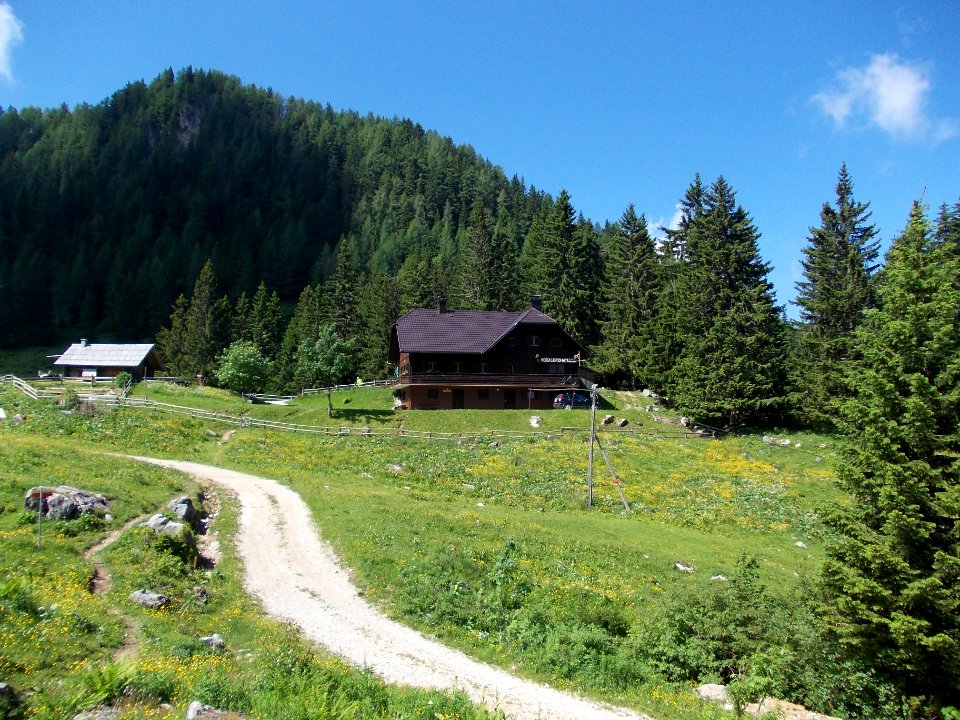 Koča na Grohatu pod Raduho 01