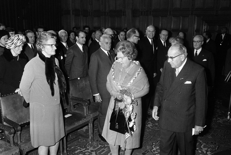 Koningin Juliana krijgt herdenkinspenning t.g.v. 25 jarig bestaan Verenigde Nati, Bestanddeelnr 923-9479