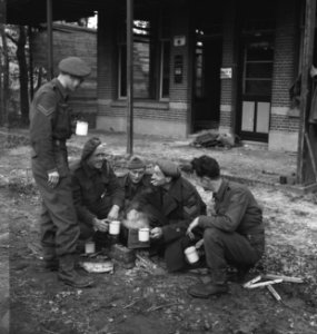 Koninkijke Nederlandse Prinses Irene Brigade in Nederland. De weg Tilburg-Breda., Bestanddeelnr 934-9732