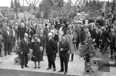 Koningin Juliana op de tentoonstelling, Bestanddeelnr 925-4917