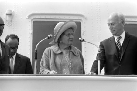Koningin Juliana op de Koningin Wilhelmina in gezelschap van minister Bakker (, Bestanddeelnr 924-6408