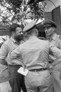 Kolonel J.W. Sluyter, commandant van de U-Brigade in gesprek met een majoor en (, Bestanddeelnr 49-3-5