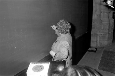 Koningin Juliana schrijft aan het eind van de rondleiding de tekst op een school, Bestanddeelnr 923-4643