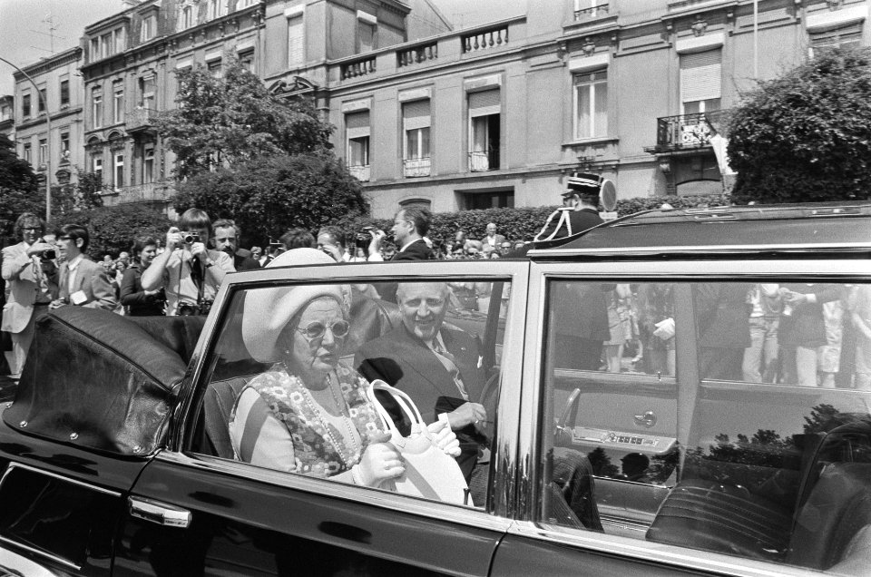 Koningin Juliana rijdt in een open auto door de stad Luxemburg, Bestanddeelnr 924-7100