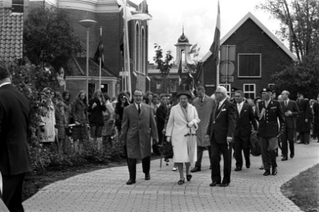Koningin Juliana tijdens de rondleiding, in gezelschap van burgemeester van Koog, Bestanddeelnr 925-6555