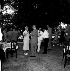 Koningin Juliana tijdens de barbecue op het landgoed Fontein op Bonaire, Bestanddeelnr 252-3857