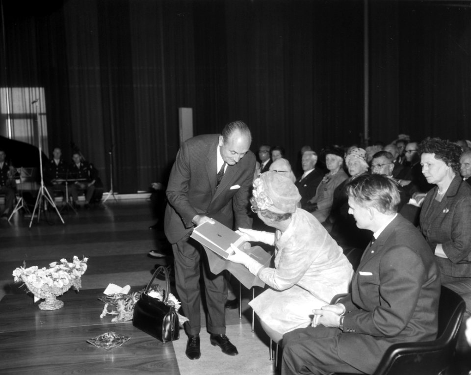 Koningin Juliana ontvangt een boek, Bestanddeelnr 916-8534