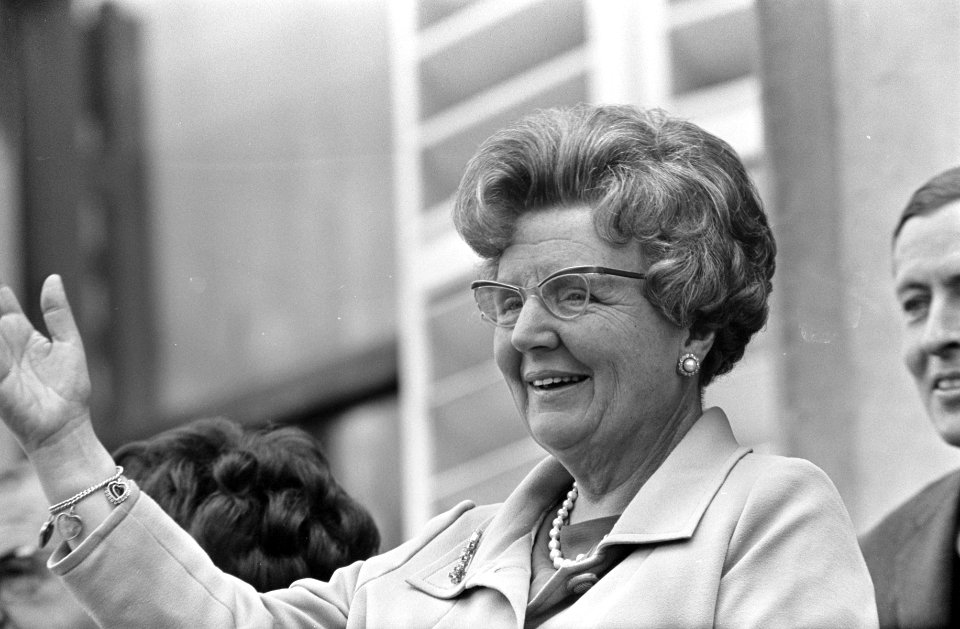 Koningin Juliana op het bordes, Bestanddeelnr 921-3011