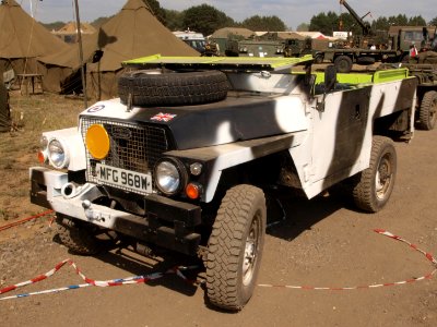 Land Rover, licence registration 'MFG 968W' pic