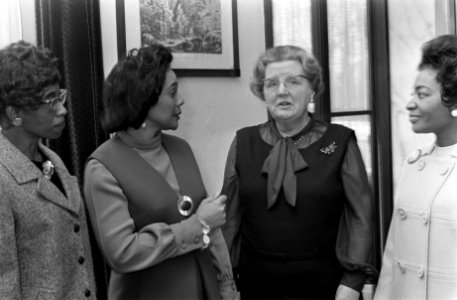 Koningin Juliana ontvangt mevrouw Coretta King met haar gezelschap op Paleis Soe, Bestanddeelnr 923-2474