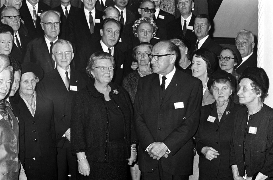 Koningin Juliana ontvangt leden van het congres over tuberculose op Paleis Soest, Bestanddeelnr 920-7596