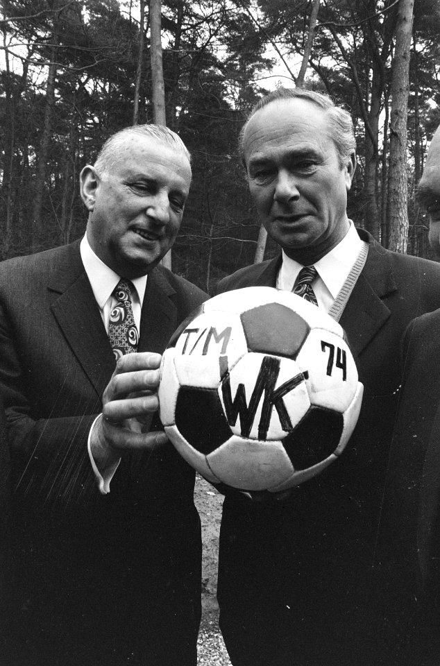 KNVB vergadert over verlenging contract met trainer Fadrhonc Fadrhonc met Jos C, Bestanddeelnr 925-4151