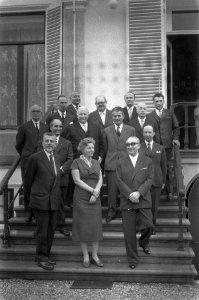 Koningin Juliana ontvangt op Paleis Soestdijk een groep van Ministers van Verkee, Bestanddeelnr 911-6531
