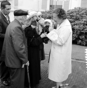 Koningin Juliana ontvangt een pop in klederdracht, Bestanddeelnr 911-3990