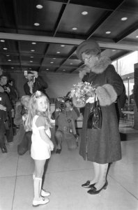 Koningin Juliana ontvangt bloemen van Florientje, Bestanddeelnr 925-4921