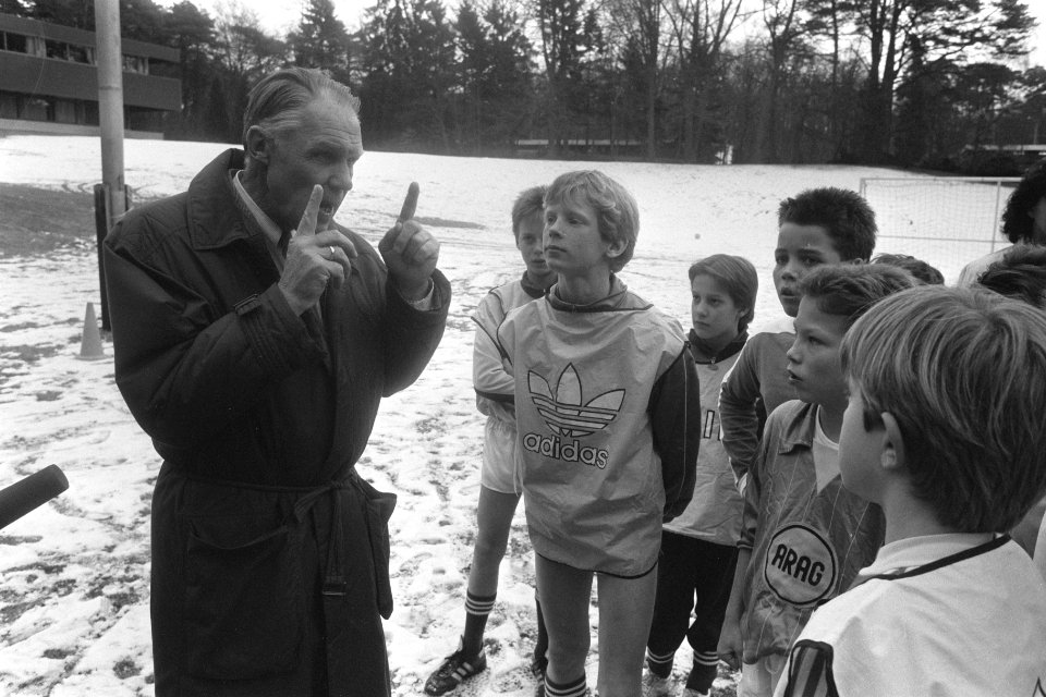 KNVB-actie 4 tegen 4 gepresenteerd in Zeist technisch directeur KNVB Rinus Mi, Bestanddeelnr 933-8940