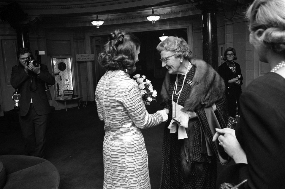Koningin Juliana ontvangt bloemen bij aankomst in de Stadsschouwburg, Bestanddeelnr 925-9308