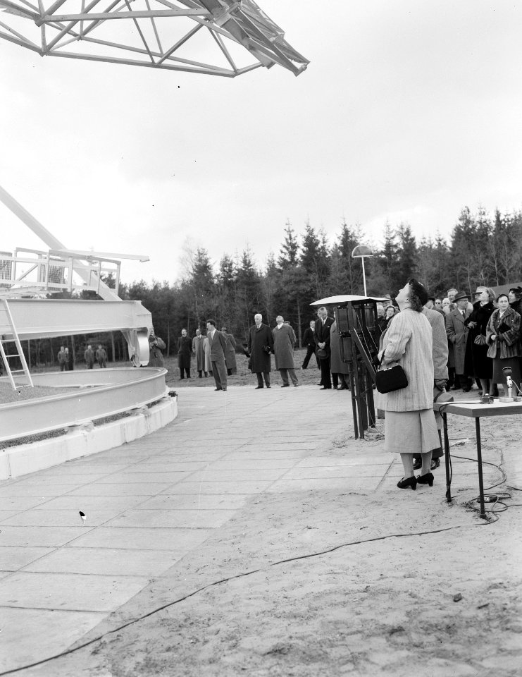 Koningin Juliana stelt de radiotelescoop in Dwingeloo in gebruik, Bestanddeelnr 907-6946