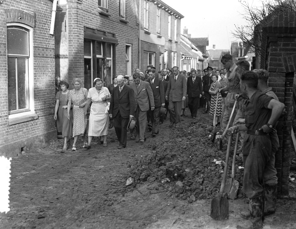 Koningin Juliana op bezoek in het zwaar door de watersnood getroffen dorp Kruini, Bestanddeelnr 905-8762