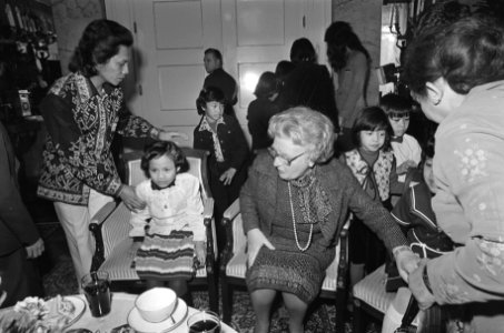 Koningin Juliana ontvangt ex-gijzelaars Ind. Consulaat op Paleis Soestdijk kon, Bestanddeelnr 928-4049