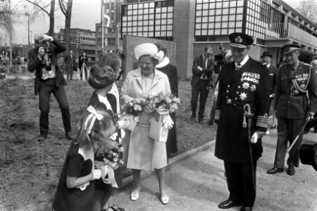 Koningin Juliana ontvangt bloemen onder toeziend oog van koning Frederik van Den, Bestanddeelnr 923-4684