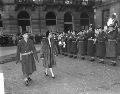 Koningin Juliana ontvangt gezant van Chili, mevrouw Carmen Vial de Señoret, Bestanddeelnr 903-7415