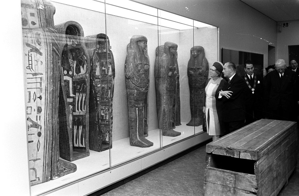 Koningin Juliana op de Egyptische afdeling, Bestanddeelnr 921-8285