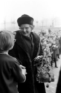 Koningin Juliana ontvangt bloemen bij aankomst, Bestanddeelnr 915-8306