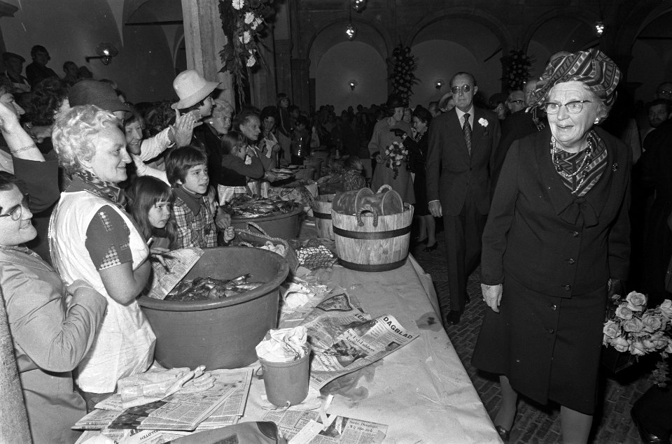 Koningin Juliana , Prins Bernhard en Prinses Beatrix bij viering ontzet van Leid, Bestanddeelnr 927-4898